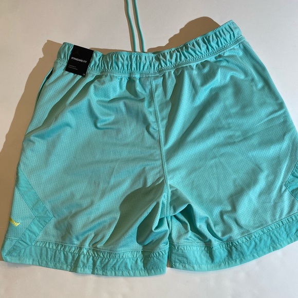 100%polyester - Picture 2 of 6